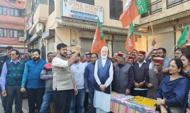 बिहार में भाजपा की जीत पर नाहन में बंटी मिठाई, चली आतिशबाजी