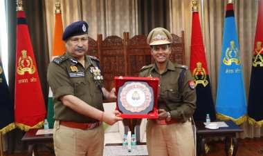डीजीपी ने विश्वकप विजेता क्रिकेटर दीप्ति शर्मा को किया सम्मानित