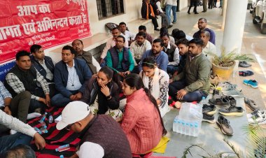 लेखपालों ने वेतन वृद्धि, पदनाम बदलने की मांग को लेकर किया प्रदर्शन