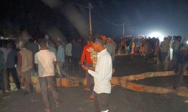 डबल डेकर बस की टक्कर से महिला की मौत, पिता पुत्री घायल, परिजनों ने किया रोड जाम