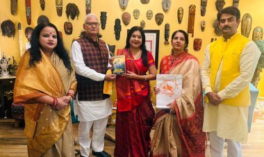 आरएसएस का गृह सम्पर्क अभियान शुरू, पद्मश्री विद्या बिन्दू सिंह और मालिनी अवस्थी को स्वान्त रंजन ने दिया संघ का साहित्य