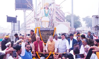 अयाेध्या : निषादराज चौराहे पर स्थापित निषाद राज की मूर्ति का अनावरण