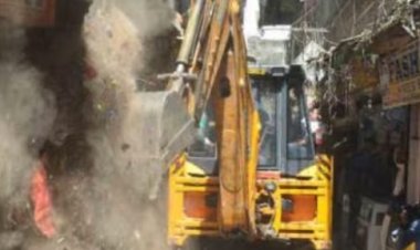 दालमंडी में बुलडोजर घुसने से ध्वस्तीकरण की कार्रवाई तेज, समाजवादी पार्टी करेगी विरोध