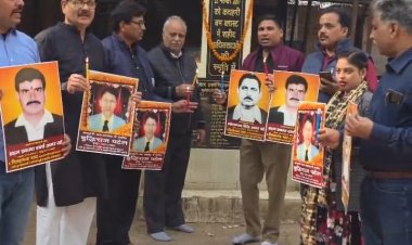 वाराणसी: कचहरी आतंकी ब्लास्ट के 18 वीं बरसी पर अधिवक्ताओं ने मारे गए साथियों को दी श्रद्धांजलि