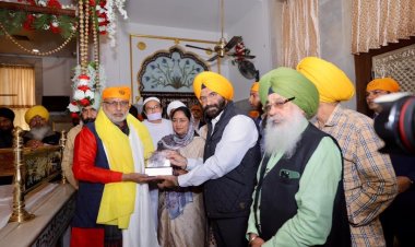 उपराष्ट्रपति और दिल्ली की मुख्यमंत्री ने गुरुद्वारा रकाबगंज साहिब में किए दर्शन