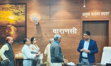 वाराणसी मंडल से आए फरियादियों की समस्याओं को कमिश्नर ने सुना