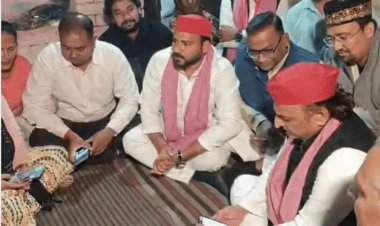 फतेहपुर: अखिलेश यादव पहुंचे मृतक लेखपाल के घर, मां व बहन से मुलाकात कर दी सांत्वना