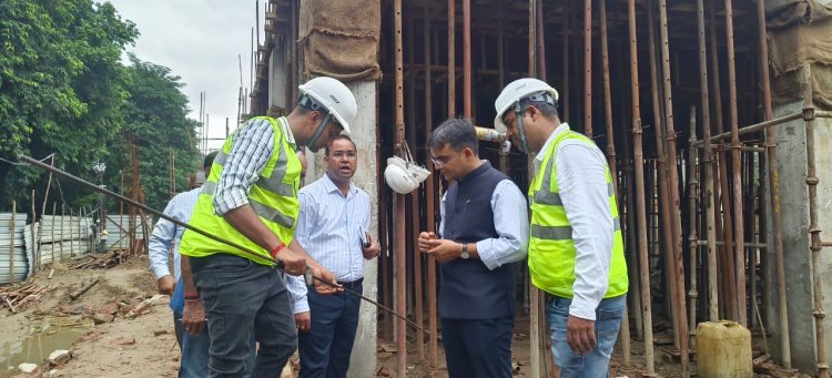 वाराणसी: जिलाधिकारी ने निर्माणाधीन लाइब्रेरी का किया निरीक्षण