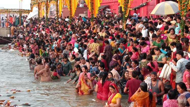 कार्तिक पूर्णिमा और देव दीपावली पर 'हर-हर गंगे' के जयकारों के बीच काशी में श्रद्धालुओं ने पवित्र गंगा में लगाई डुबकी