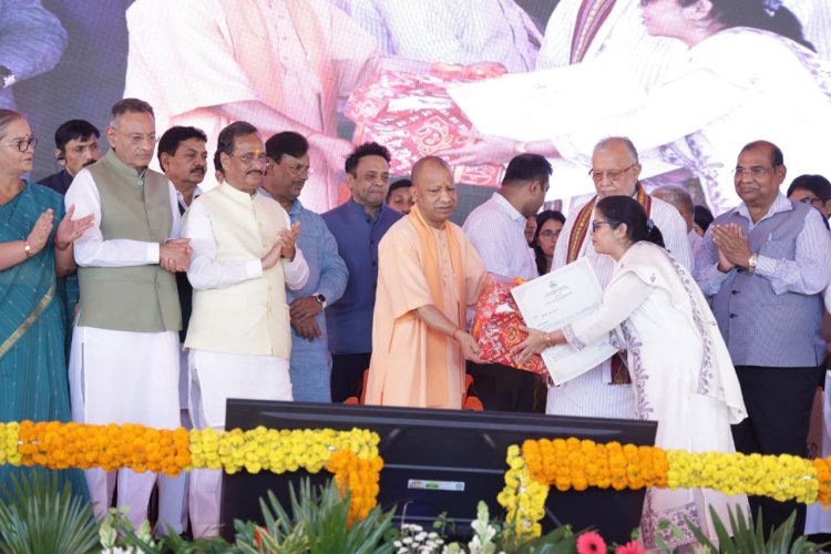 सीएम योगी ने लखनऊ में माफिया से मुक्त कराई जमीन पर 72 परिवारों को दिए फ्लैट