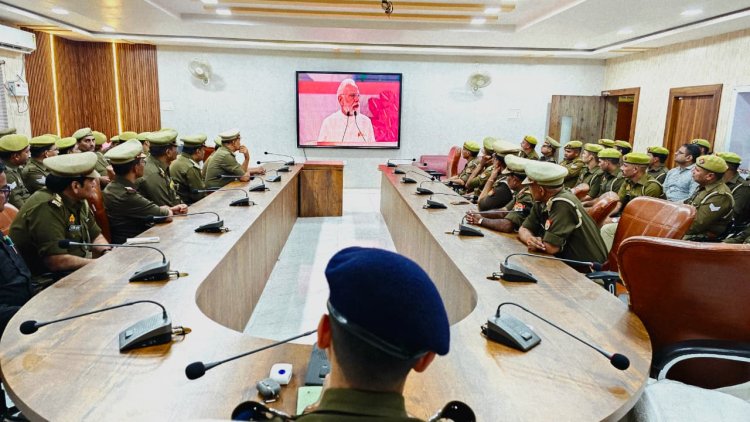 राष्ट्रगीत वंदेमातरम की 150वीं वर्षगांठ पर प्रधानमंत्री के संबोधन का सजीव प्रसारण देखा गया