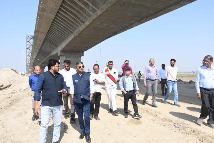 जिलाधिकारी ने निर्माणाधीन सिक्स लेन ब्रिज के कार्य प्रगति का किया निरीक्षण
