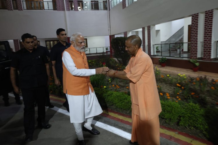 बरेका गेस्ट हाउस में प्रधानमंत्री मोदी ने वाराणसी के विकास कार्यों पर की चर्चा