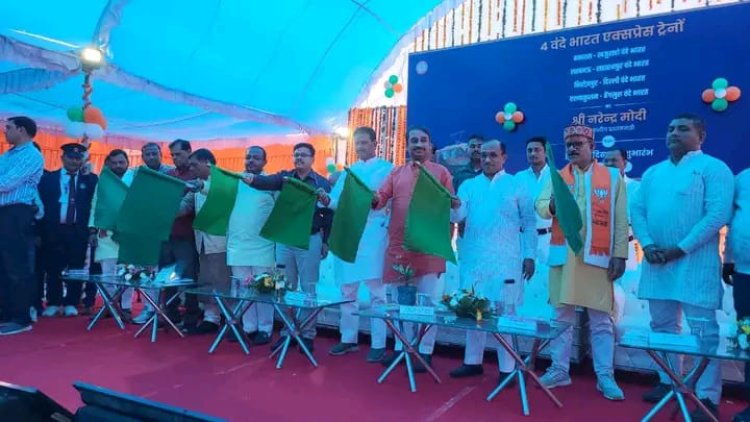 प्रयागराज छिवकी स्टेशन पर वंदे भारत ठहराव का महापौर ने हरी झंडी दिखाकर किया शुभारम्भ