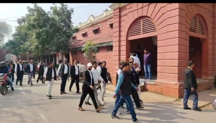 दिल्ली में हुए ब्लास्ट के विरोध में अधिवक्ताओं ने जौनपुर कलेक्ट्रेट में किया प्रदर्शन