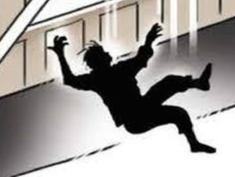 शराब के नशे में दूसरी मंजिल से सीढियों से गिरा व्यक्ति, मौत