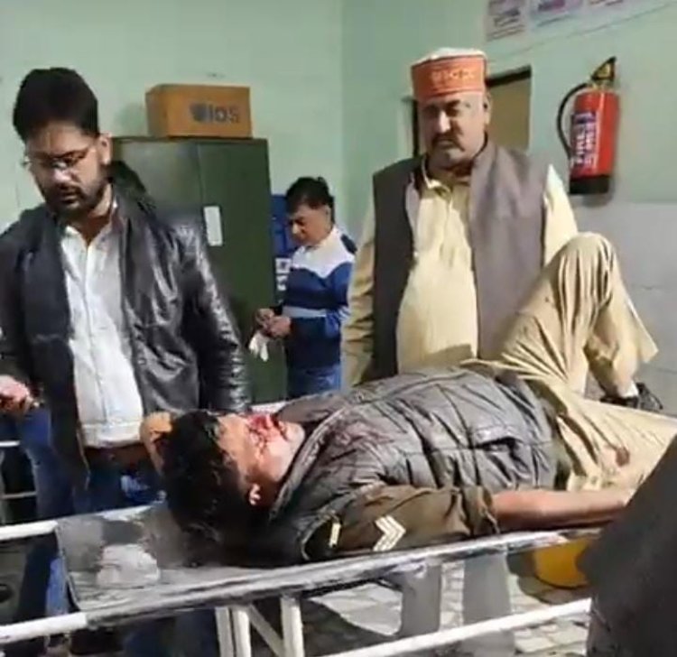 पिकअप ने पुलिस पीआरवी गाड़ी काे मारी टक्कर, सिपाही घायल