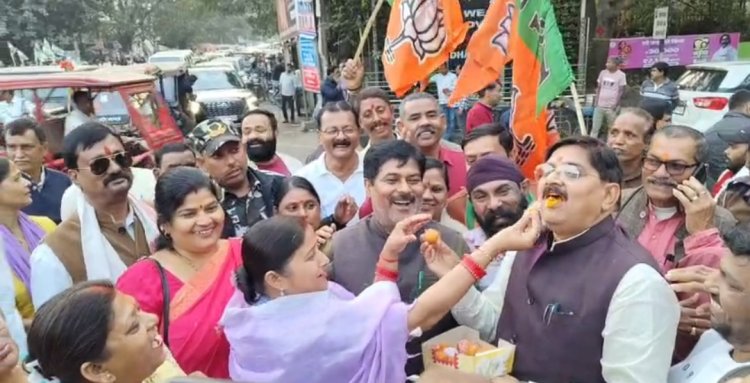 बिहार में एनडीए की अप्रत्याशित जीत पर धनबाद में जश्न का माहौल