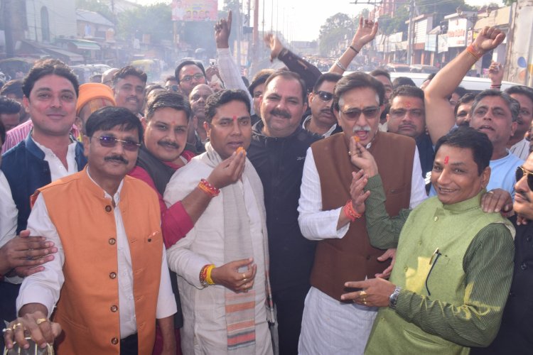 भाजपा कार्यकर्ताओं ने मनाया बिहार चुनाव में जीत का जश्न, आतिशबाजी के साथ बांटी मिठाइयां