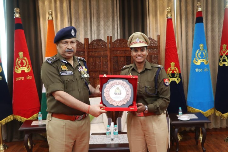 डीजीपी ने विश्वकप विजेता क्रिकेटर दीप्ति शर्मा को किया सम्मानित