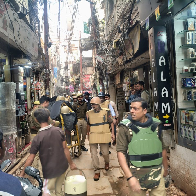 वाराणसी: दालमंडी सड़क चौड़ीकरण योजना में फोर्स के साथ हुई ध्वस्तीकरण की कार्रवाई