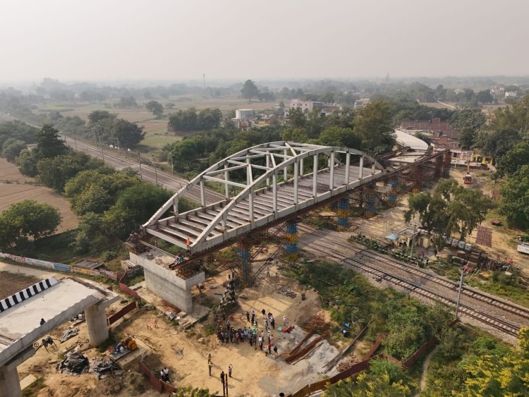 वाराणसी: आरओबी निर्माण के लिए 62 मीटर ओपन वेब गर्डर की सफल लॉन्चिंग