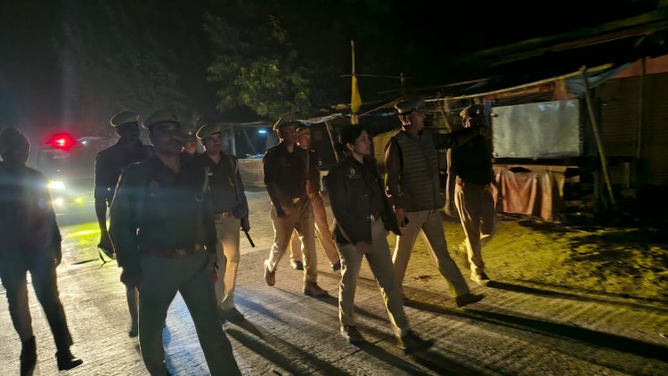 ठिठुरन भरी स्याह रात में पैदल गश्त पर निकली एसपी को देख महकमे में हड़कम्प