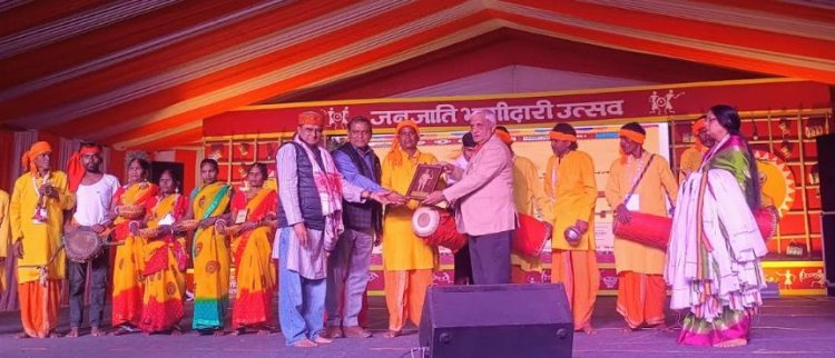 बिरसा जयंती उत्सव में विभिन्न जनजातियों के कलाकारों ने पेश किया नृत्य