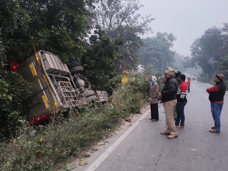 बिहार बेतिया से वाराणसी जा रही बस अनियंत्रित होकर पलटी 15 यात्री घायल