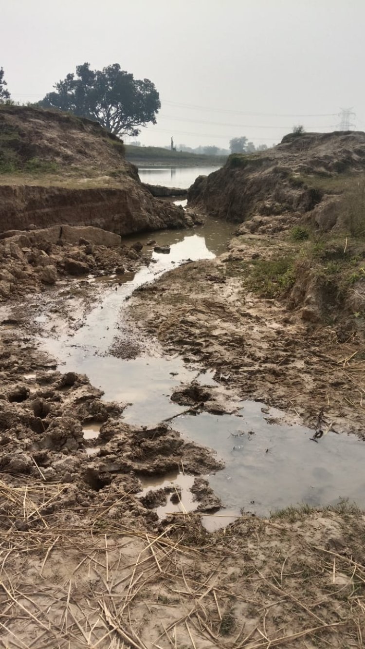 मीरजापुर में तालाब का टूटा तटबंध, कई गांवों का संपर्क बाधित