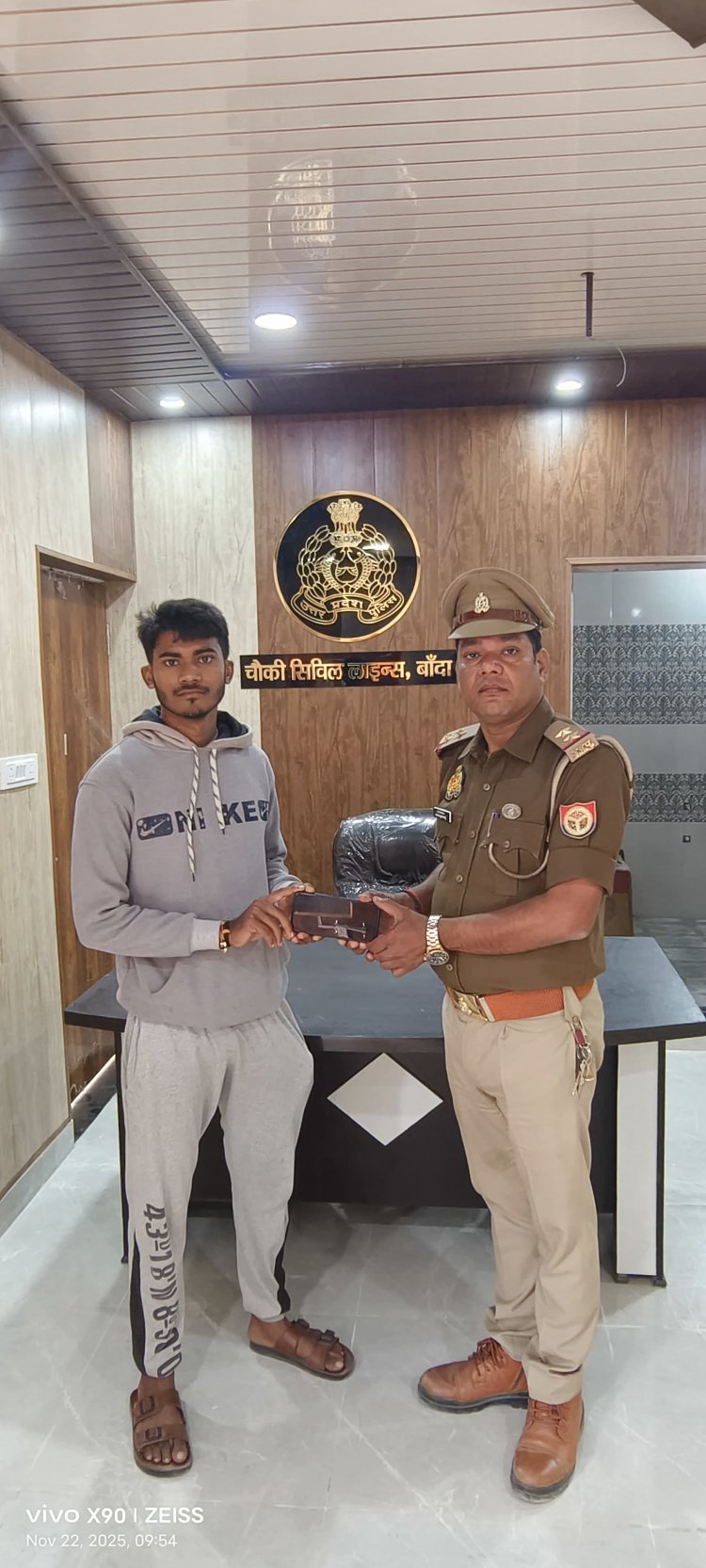 पुलिस ने दो घंटे में खोया मोबाइल किया बरामद, मालिक ने जताया आभार