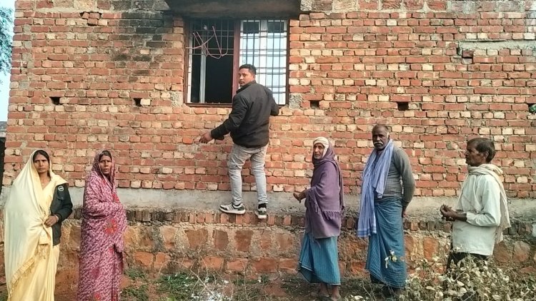 खिड़की काटकर घर में घुसे चोराें ने 10 लाख के जेवर और 50 हजार रुपये चुराया