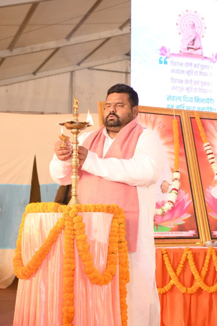 स्वर्वेद महामंदिर धाम उमरहा में ‘अ’ अंकित श्वेत ध्वजारोहण के साथ समर्पण दीप अध्यात्म महोत्सव शुरू