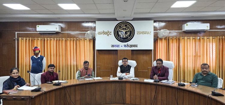 संविधान दिवस:   जिलाधिकारी और पुलिस अधीक्षक ने दिलाई संविधान के मूल्यों के प्रति सच्ची श्रद्धा और निष्ठा रखने की शपथ