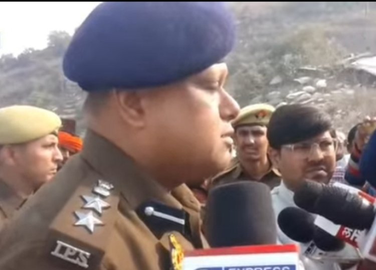 मीरजापुर : पोकलैंड मशीन से खदान मुंशी की मौत, ग्रामीणों ने मैनेजर काे बनाया बंधक