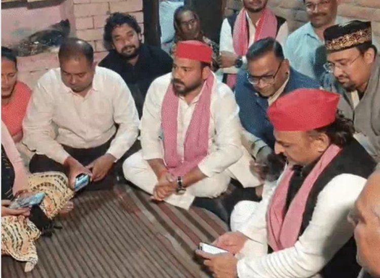 फतेहपुर: अखिलेश यादव पहुंचे मृतक लेखपाल के घर, मां व बहन से मुलाकात कर दी सांत्वना