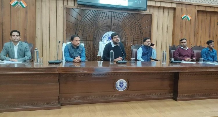 गोरखपुर में डीएम ने एसआईआर काे लेकर नगर निगम में की समीक्षा बैठक