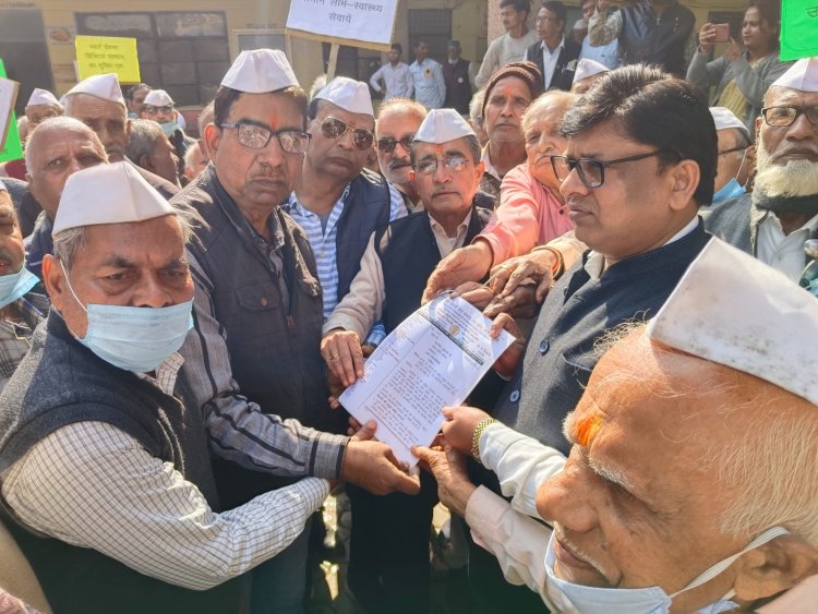 मौन व्रत धारण कर कटोरी चम्मच बजाकर पेंशनरों ने किया प्रदर्शन