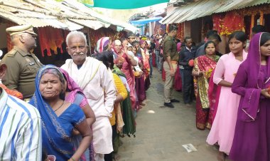 गड़बड़ा धाम में आस्था का महासैलाब, डेढ़ लाख श्रद्धालुओं ने किए मां शीतला के दर्शन