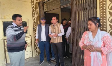 सीतापुर : शाहपुर पीएचसी पहुंचे डीएम, अव्यवस्था देख नोटिस, सेवा समाप्ति की कार्रवाई के दिए निर्देश