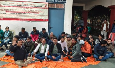 एसडीएम सदर के खिलाफ धरने पर लेखपाल