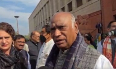 रुपए की गिरावट पर खरगे ने केंद्र सरकार को घेरा, सरकार से जवाब मांगा