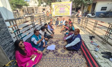 विकास खंड कार्यालय के समक्ष ग्राम विकास अधिकारियों का धरना, बीडीओ को सौंपा ज्ञापन