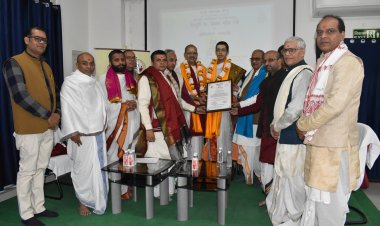 वेदमूर्ति देवव्रत महेश रेखे का बीएचयू में अभिनन्दन,प्रधानमंत्री मोदी भी कर चुके हैं सराहना