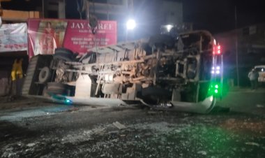 सुलतानपुर : ट्रेलर की टक्कर से टूरिस्ट बस में सवार महिला श्रद्धालू की मौत, 15 घायल