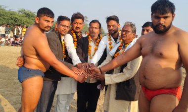 सांड बाबा मेला महोत्सव में दंगल में महिला पहलवानों ने दिखाए दांव-पेच