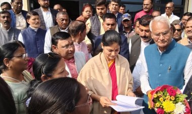 केंद्रीय राज्यमंत्री अनुप्रिया पटेल ने सुनी जनता की समस्याएं, शिक्षकों को दिया आश्वासन