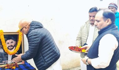 संदिग्ध परिस्थितियों में मृत अधिवक्ता के परिजनों से मिले अजय राय