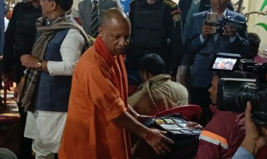 गोरखपुर में मुख्यमंत्री योगी आदित्यनाथ ने रेलवे स्टेशन व झूलेलाल रैन बसेरे का किया निरीक्षण