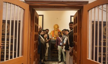 काशी तमिल संगमम: हनुमान घाट पर तमिल के पेशेवरों और कारीगरों के समूह ने किया गंगा स्नान